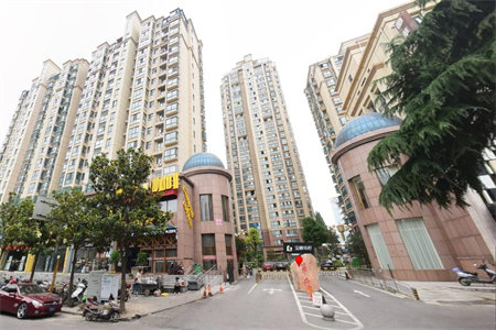 锦绣华庭3室2厅2卫88万127.34m2简单装修出售